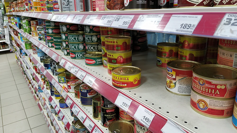 Банки с консервами на полках магазина в Нижнекамске