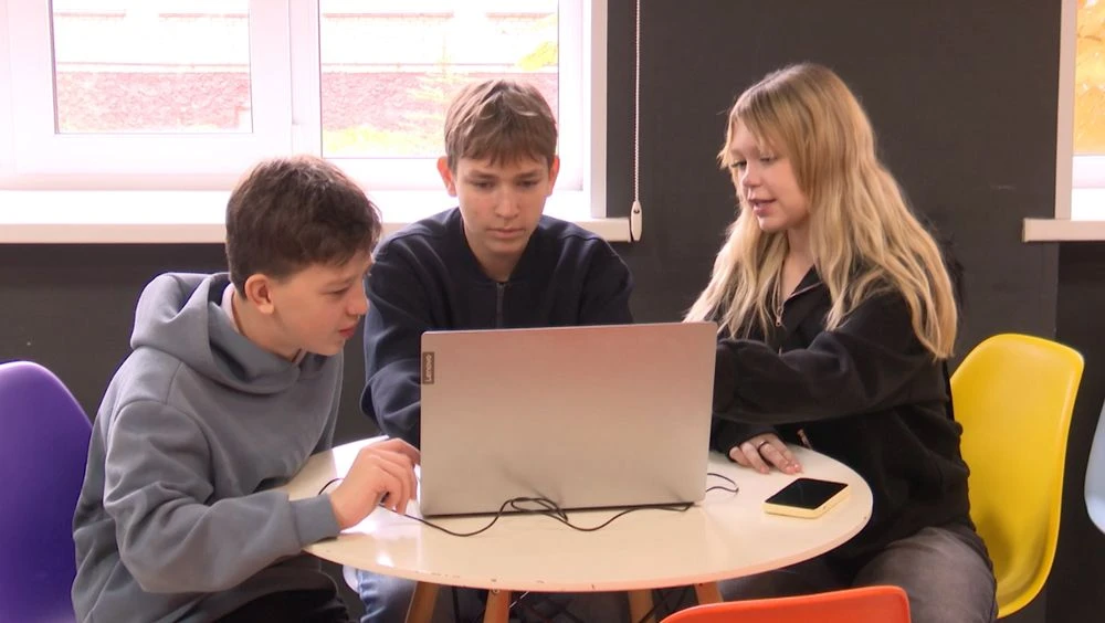хакатон в лицее № 24 дети за ноутбуком