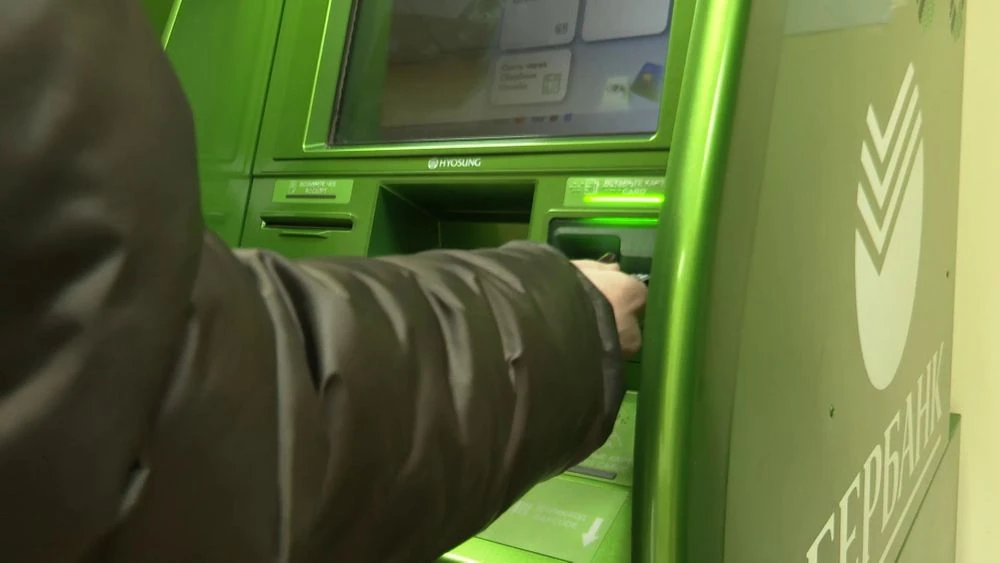 клиент вставляет банковскую карту в банкомат