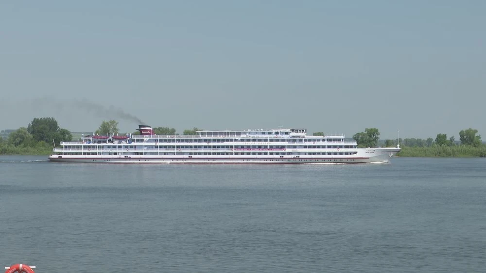 теплоход плывет по Каме около Нижнекамска
