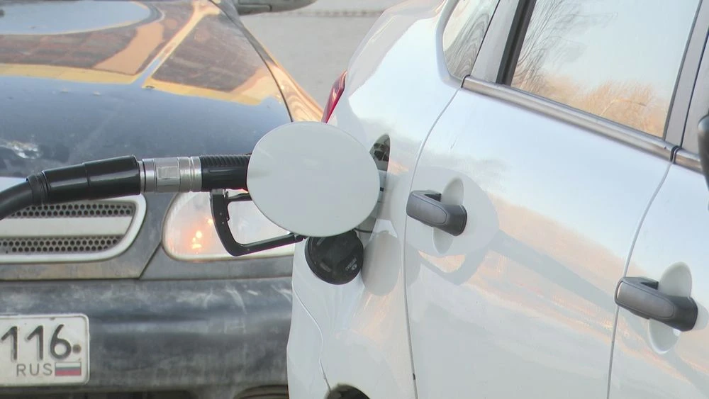 заправляют автомобиль