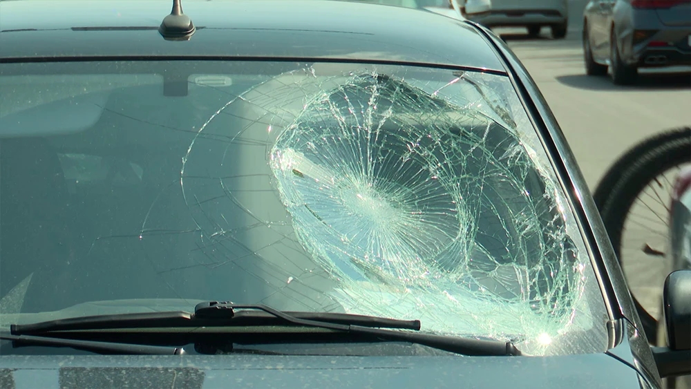 Разбитое лобовое стекло у авто