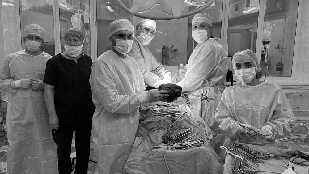 Врачи после удаления опухоли