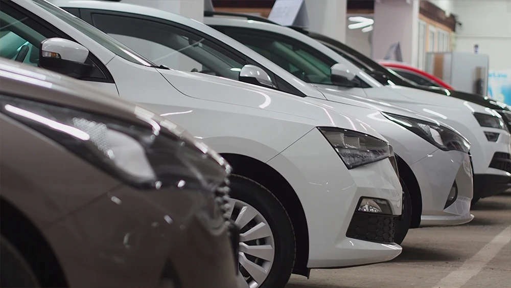 Автомобили в автосалоне в Нижнекамске