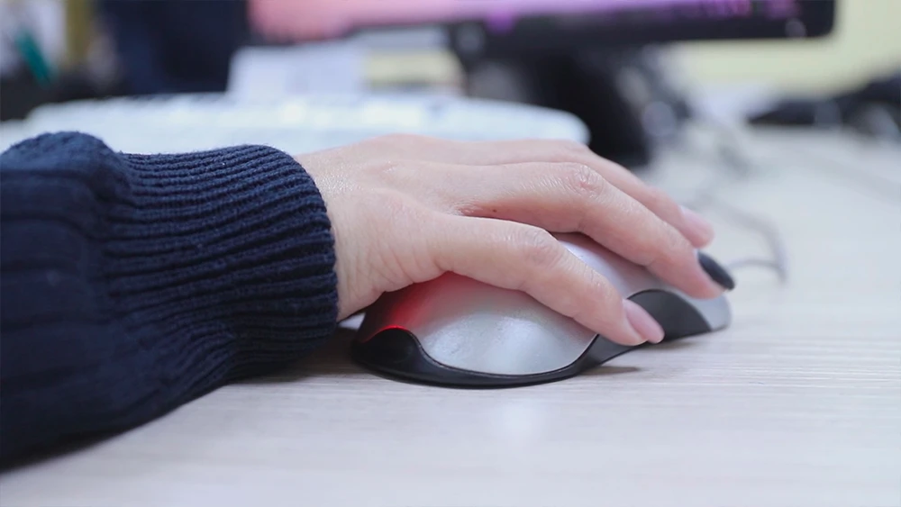 Рука на компьютерной мыши