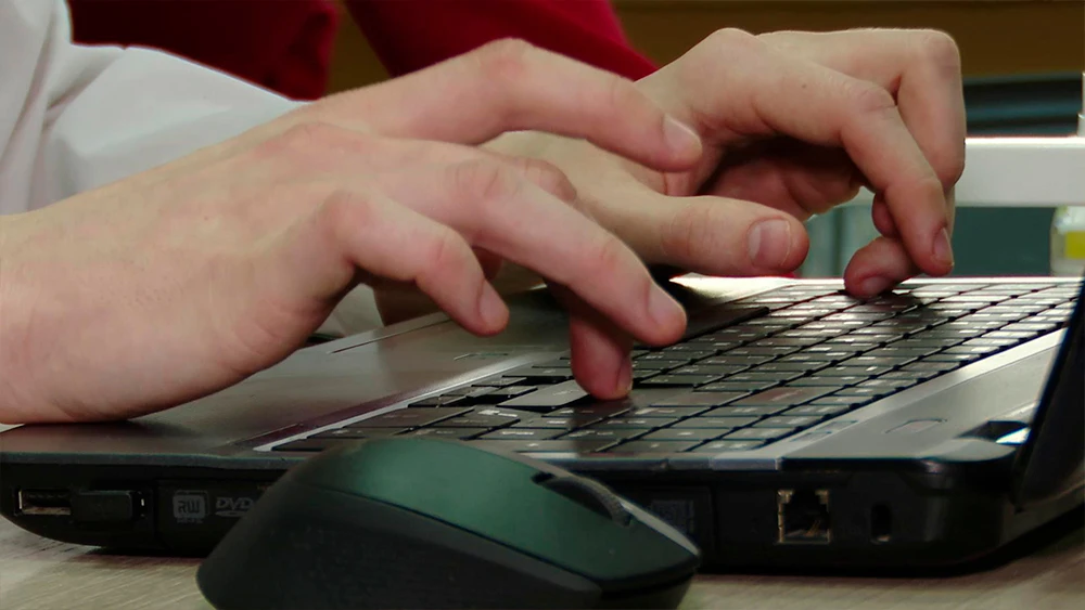 Печатает на ноутбуке