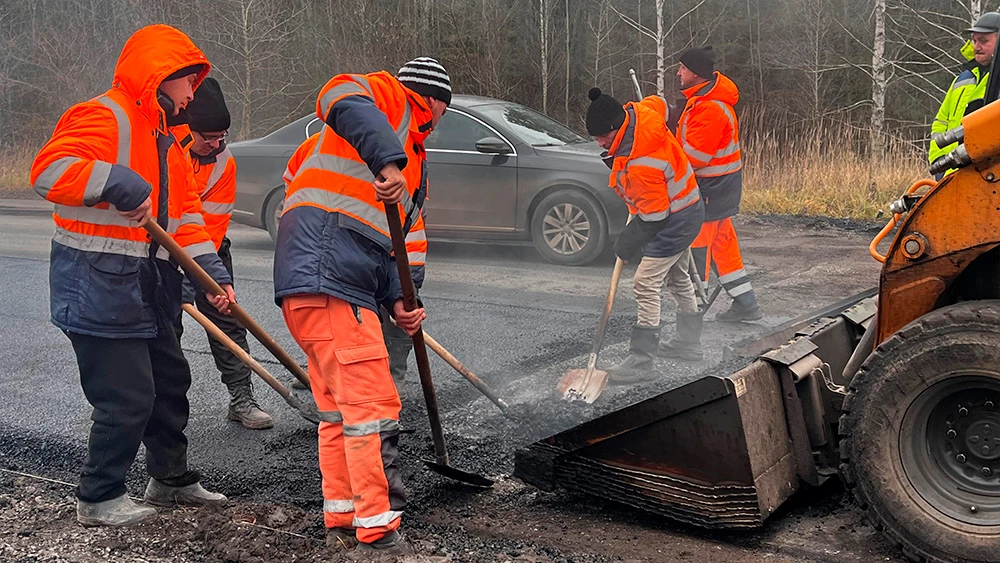 Рабочие ремонтируют дорогу № 2 картами в Нижнекамске