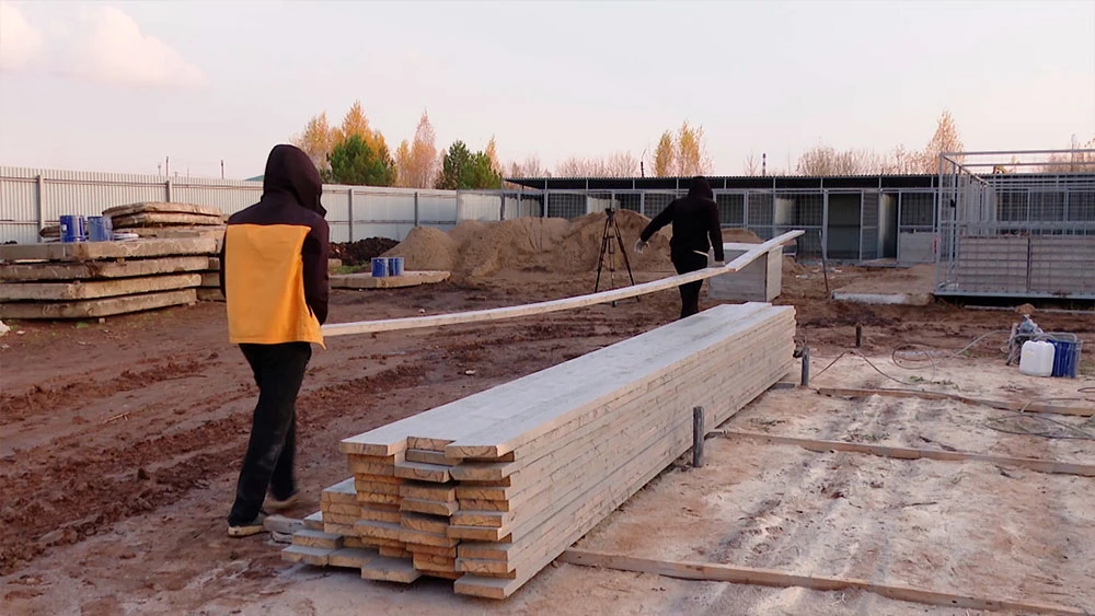 Строят приют