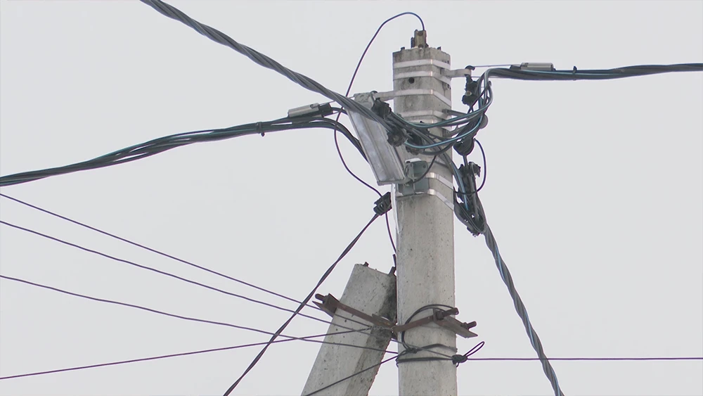 Столб с проводами