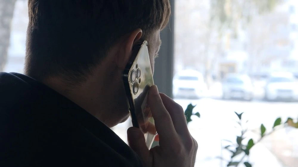 мужчина разговаривает по телефону