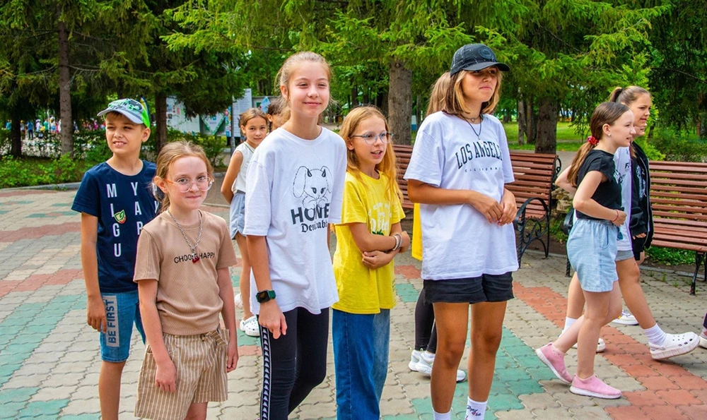 дети в летнем оздоровительном лагере