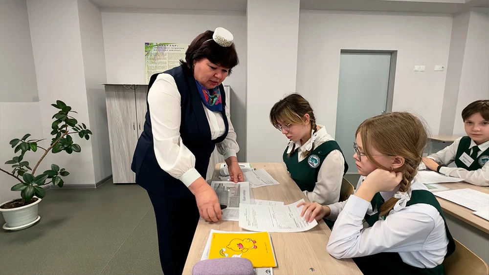 Учитель с учениками