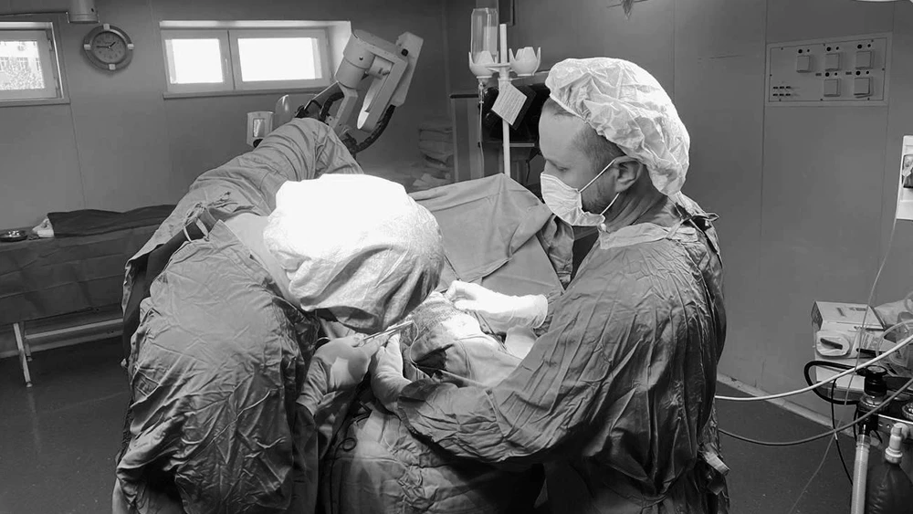 врачи РКБ в Казани проводят операцию по восстановлению костей черепа