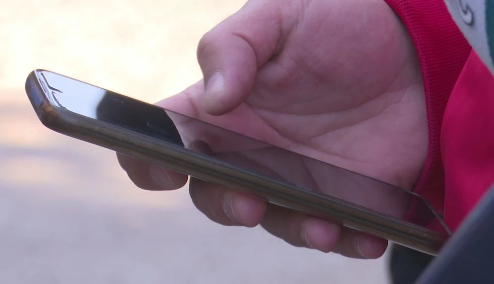 мужчина держит смартфон