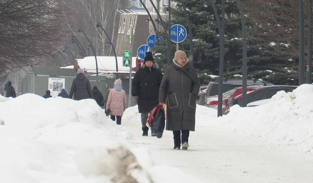 Жители Нижнекамска зимой в теплой одежде
