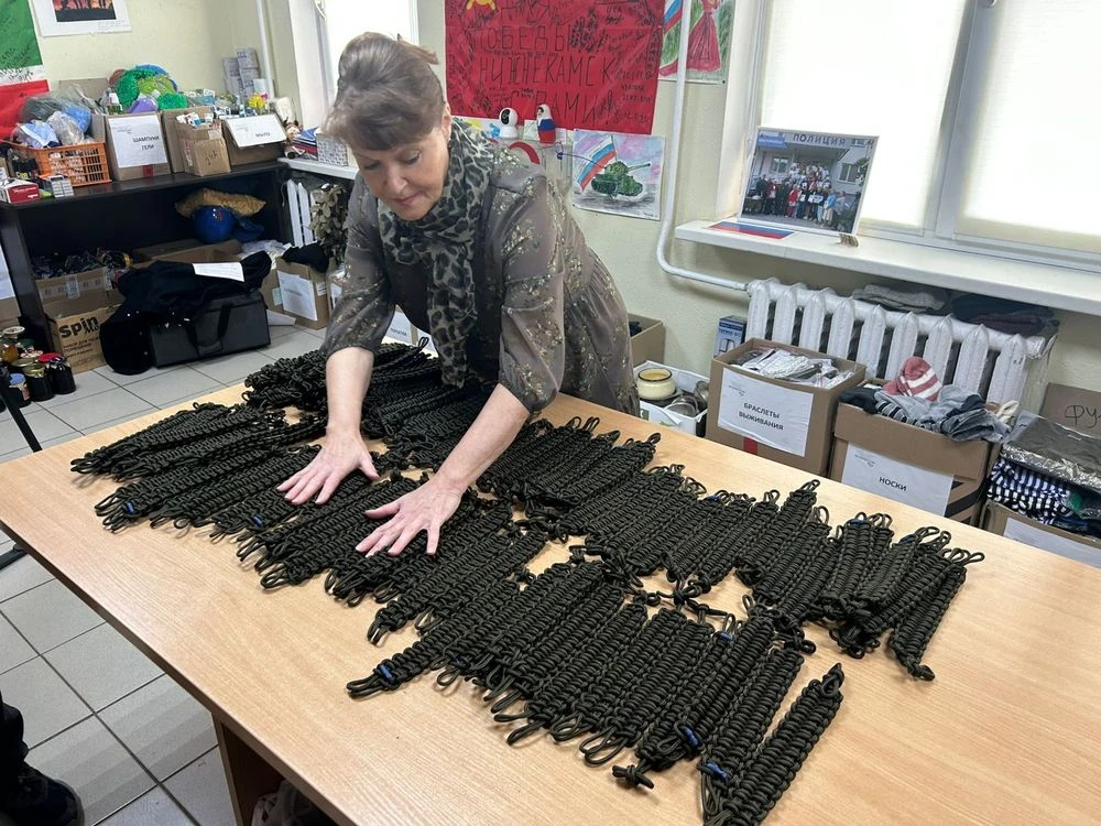 женщина и браслет выживания