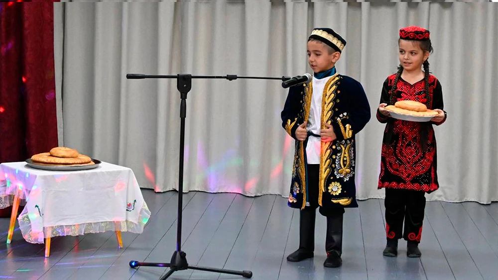 Мальчик и девочка на сцене