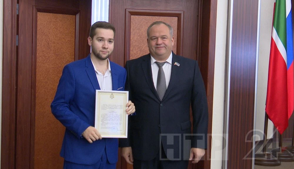 Виктор Никонов получил из рук Александра Умникова благодарственное письмо