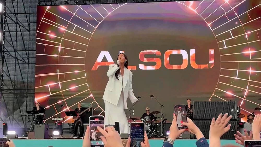 Певица Алсу на празднике в Нижнекамске