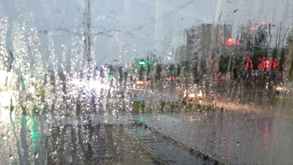 Стекло после дождя