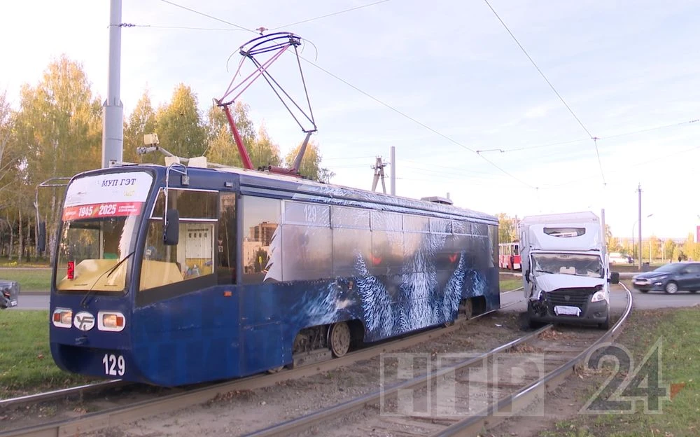 столкновение трамвая и газели в нижнекамске
