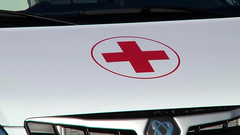 Красный крест на автомобиле скорой помощи
