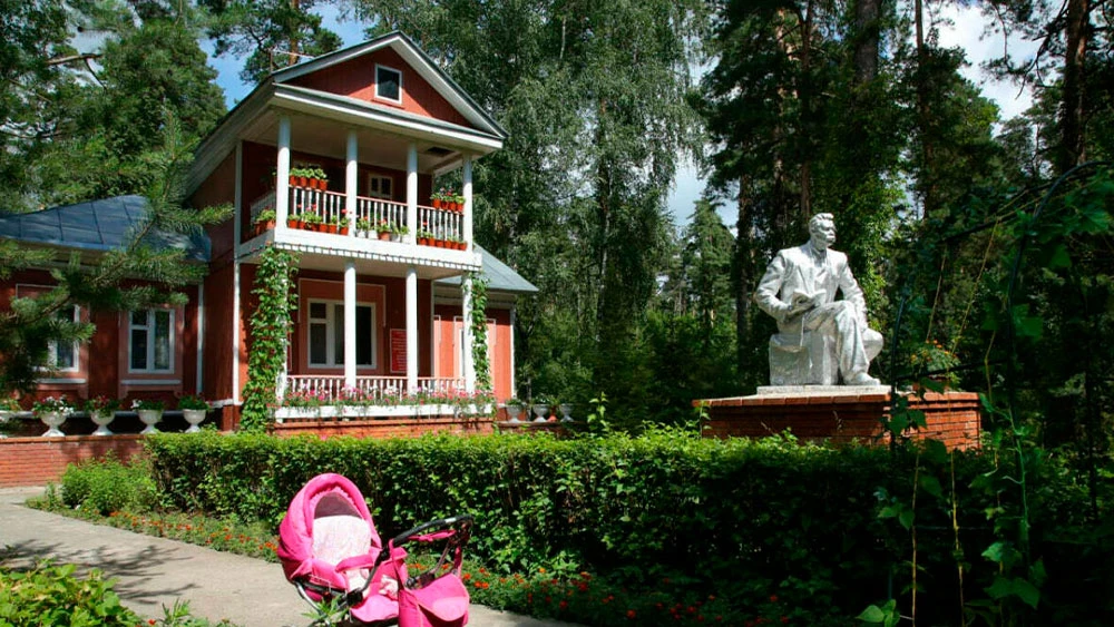 Дом и памятник