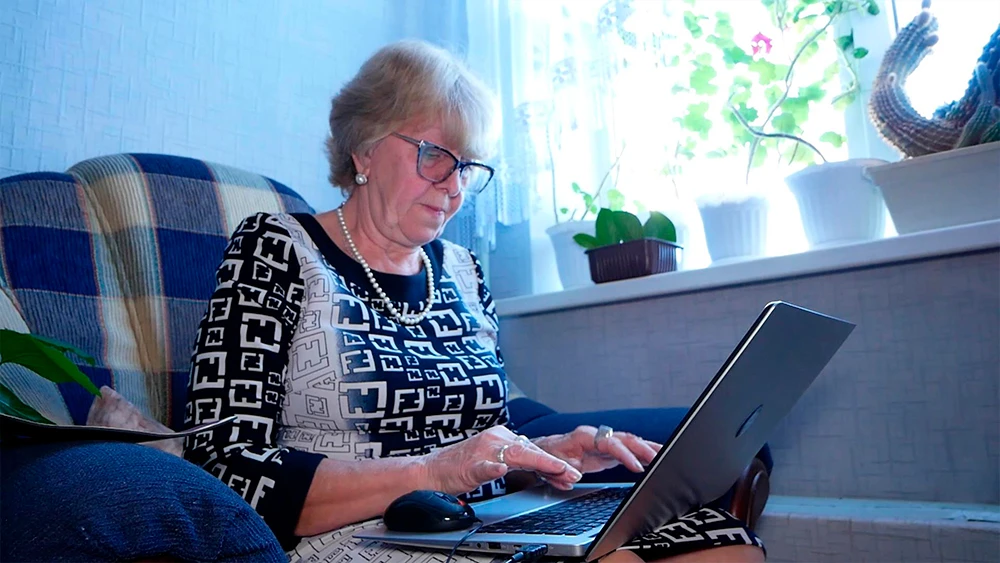Бабушка за ноутбуком
