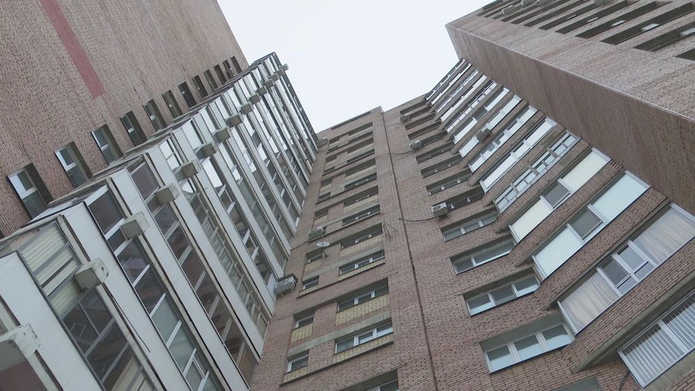 жилой многоэтажный кирпичный дом