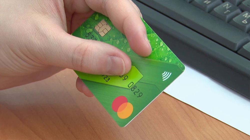 Банковская карта в руке