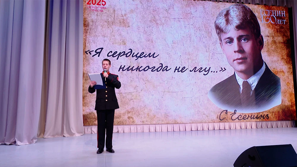 Мальчик выступает на сцене