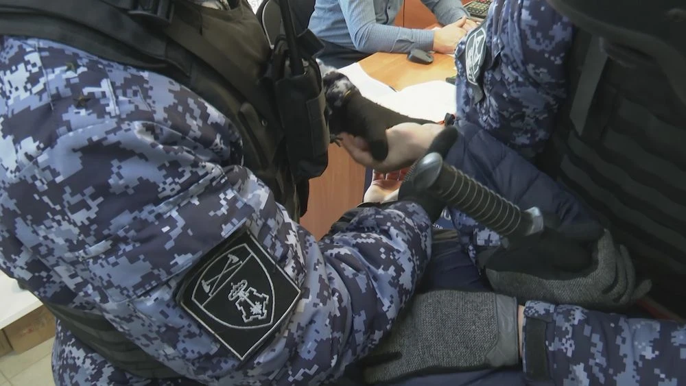 сотрудник росгвардии задерживает подозреваемого