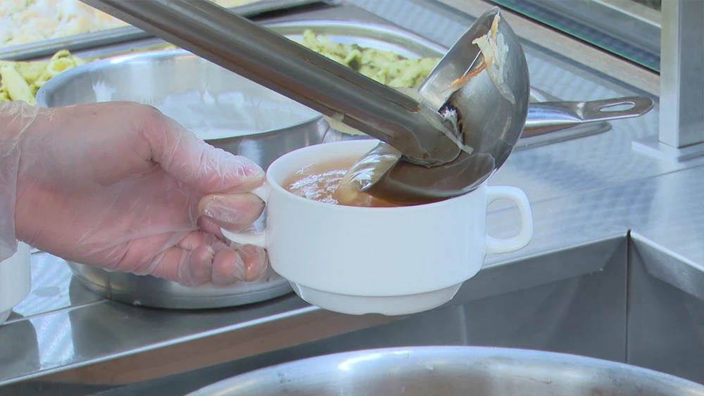 Наливает суп