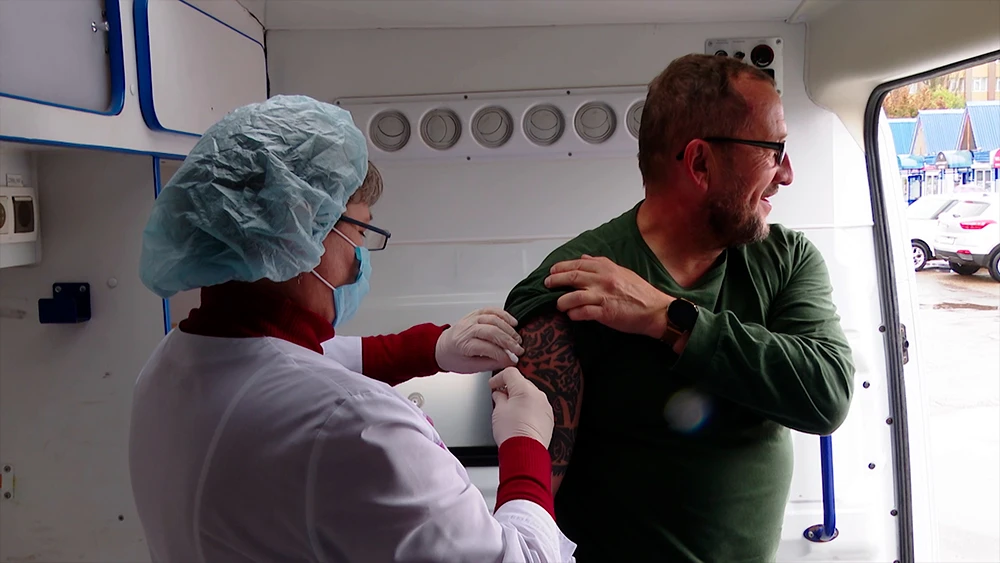 пациент получает прививку от гриппа