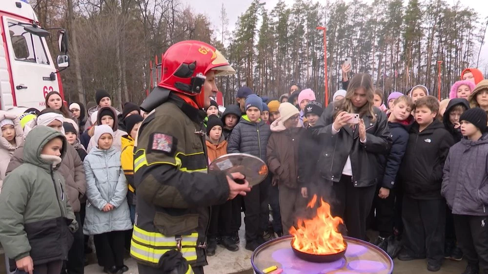 пожарный проводит мастер-класс в Камском Артеке для участников профильной смены ЮИД