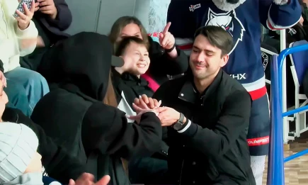 Болельщик сделал предложение руки и сердца на матче «Нефтехимика» в Нижнекамске - НТР 24