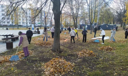 Сотрудники администрации Нижнекамска вышли на субботник в сквере Лемаева - НТР 24