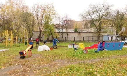 На средства гранта, выигранного СТОС, в нижнекамском дворе установили детский игровой комплекс - НТР 24