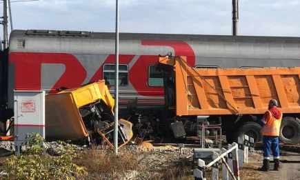 На железнодорожном переезде в Татарстане поезд снёс самосвал - НТР 24
