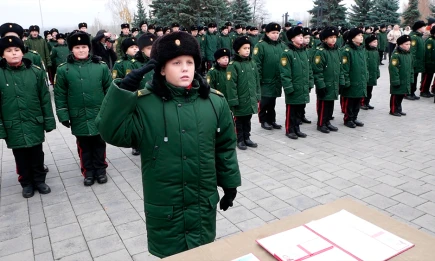 «На плечах ответственность»: 52 нижнекамских кадета дали клятву верности - НТР 24