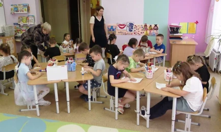 В нижнекамском детсаду дети пишут письма солдатам на СВО - НТР 24