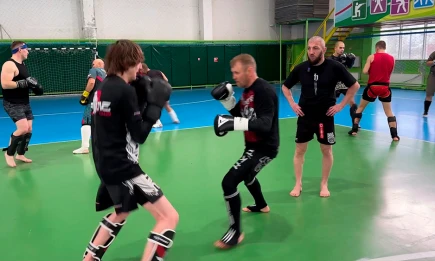 «Советы на вес золота»: легендарный боец Аскеров поделился опытом в Нижнекамске - НТР 24