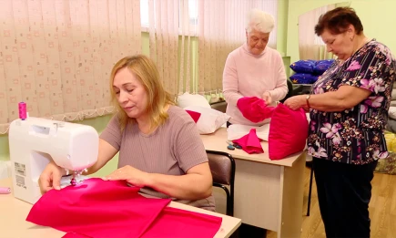 Волонтеры и подопечные центра «Милосердие» шьют подушки для военных - НТР 24