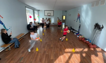 Фонд Михаила Сергачёва подарил спортинвентарь трём школам Нижнекамска для детей с ОВЗ - НТР 24