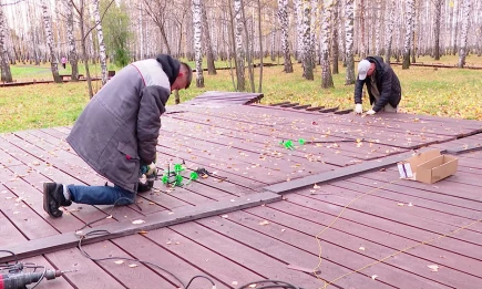 Экотропу в нижнекамском парке «Семья» обновляют современными материалами - НТР 24