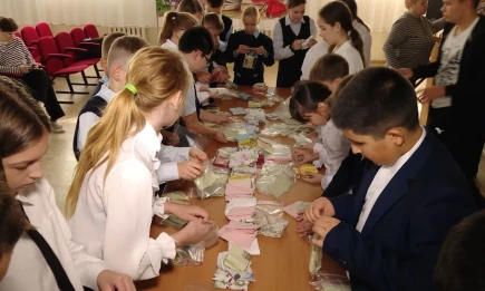 В Нижнекамске школьников учат делать сухие души для солдат - НТР 24