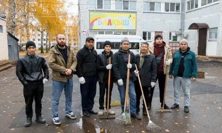 Вахта доброты: приезжие строители помогли нижнекамскому приюту «Балкыш» подготовиться к зиме - НТР 24