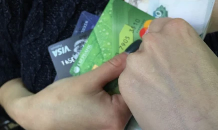 Россиянам посоветовали не держать большие суммы на карте - НТР 24