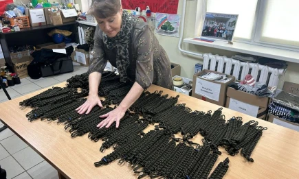 Жительница Нижнекамска за полгода связала тысячу браслетов выживания - НТР 24