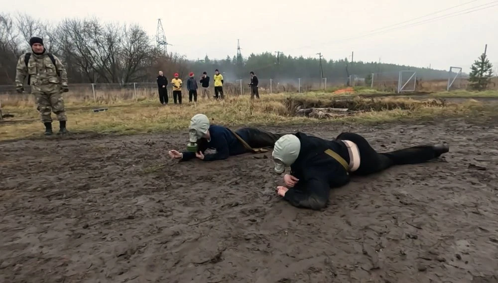 парни в противогазах ползут по бездорожью